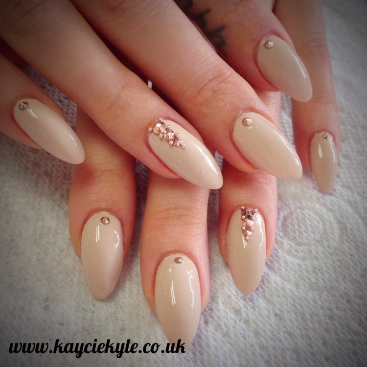 Мигдалеподібні нігті бежеві