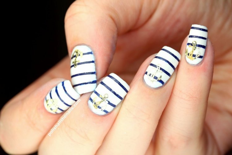 Манікюр у морському стилі на короткі нігті.