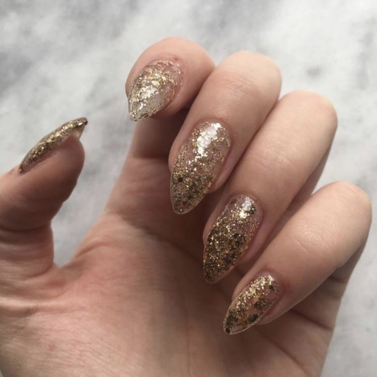 Нігті із золотими блискітками