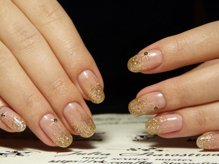 Французький манікюр з блискітками
