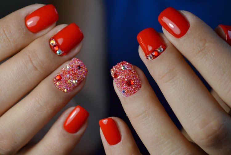 Червоний манікюр з камінчиками
