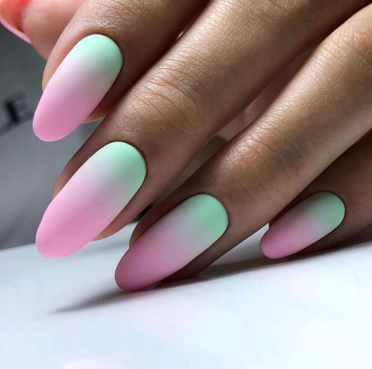 Манікюр градієнт яскравий