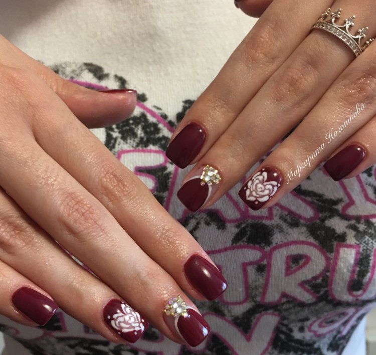 Красивий френч на бордових нігтях