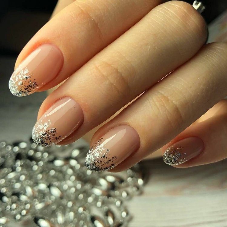 Бежево-рожевий манікюр на довгі нігті