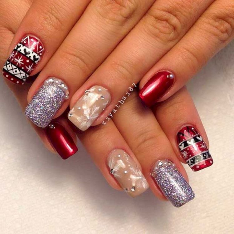 Новорічні нігті з ялинкою