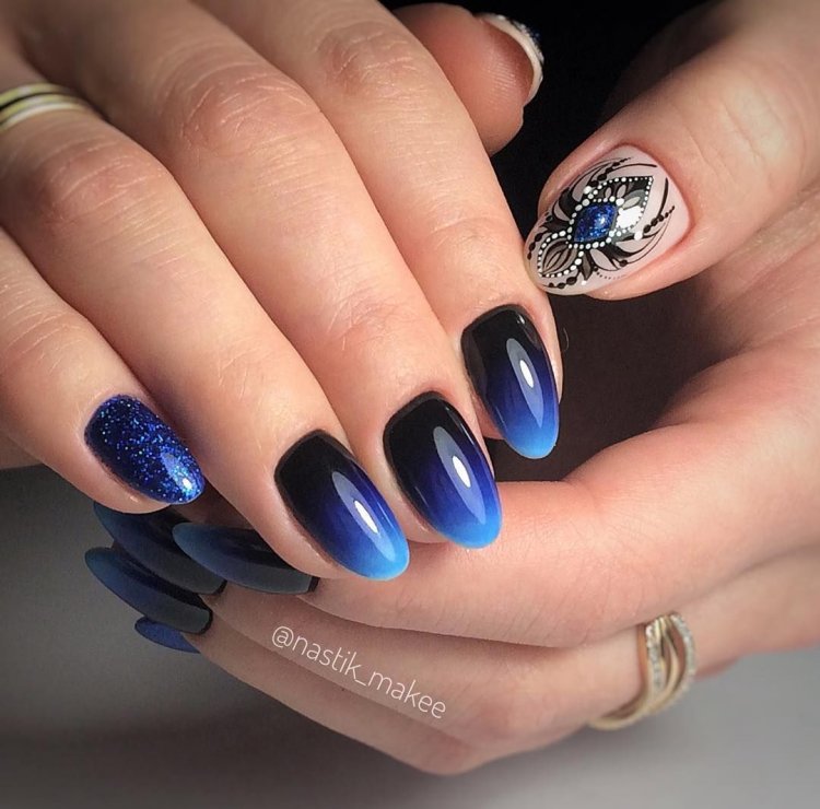 Манікюр синій градієнт