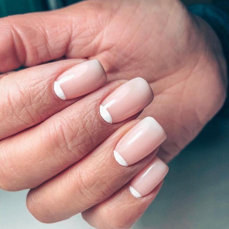 Манікюр світло-рожевий з лунками