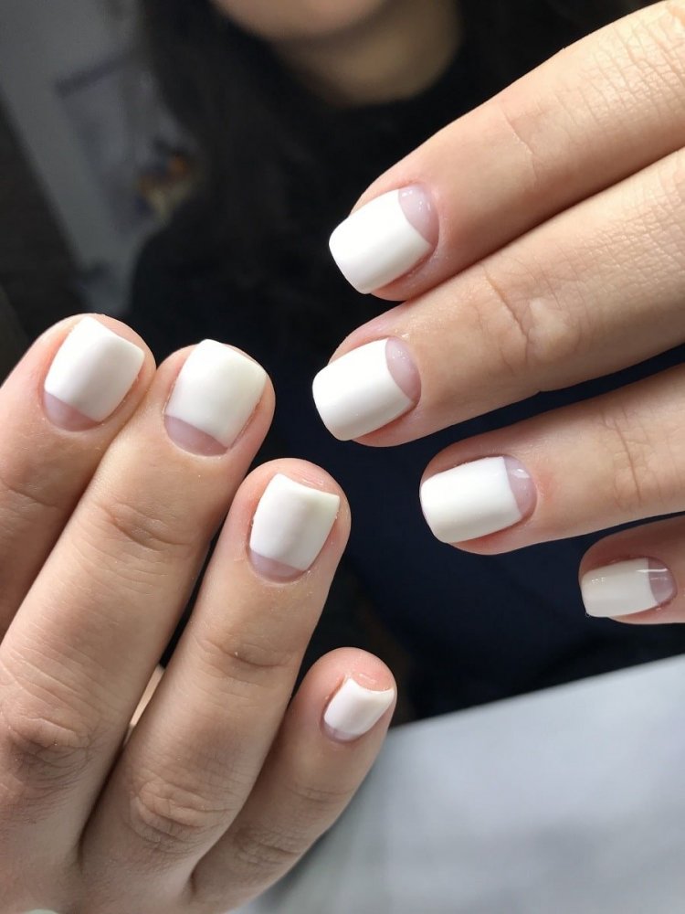 Манікюр з лунками на короткі нігті