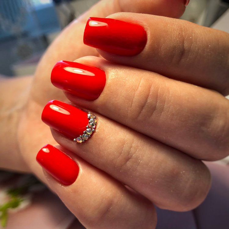 Манікюр червоний зі стразам