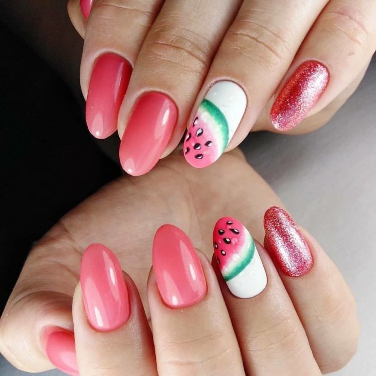 Літній манікюр на короткі овальні нігті.