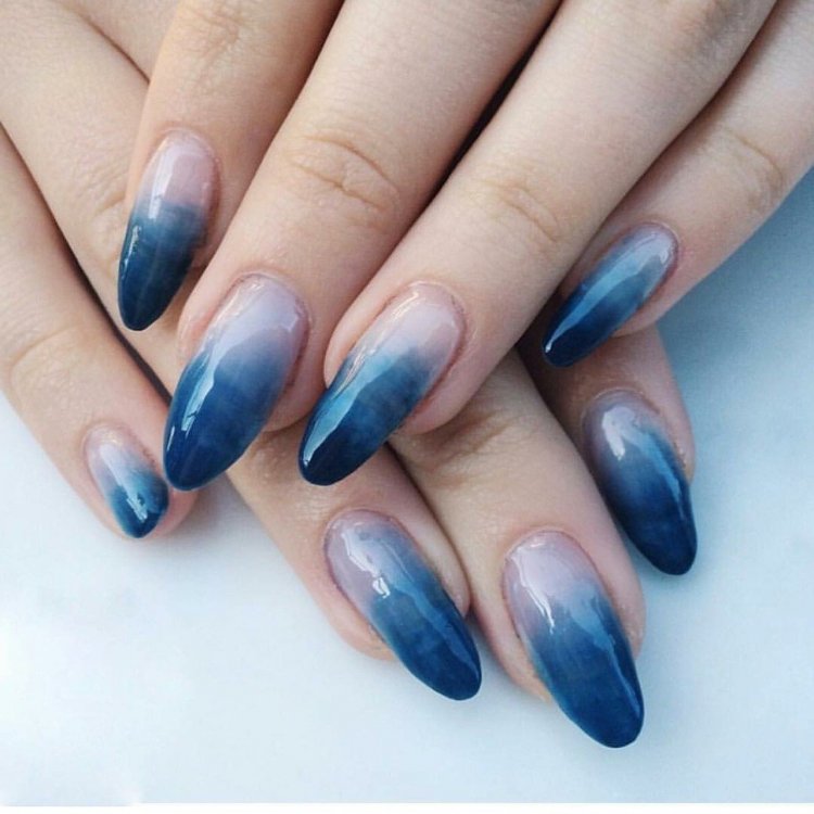 Манікюр блакитний градієнт