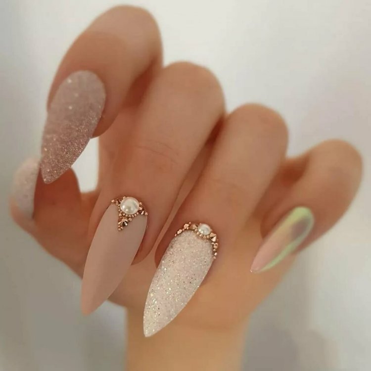 Бежевий манікюр на довгі