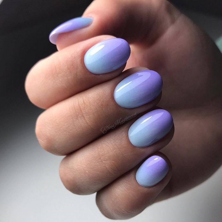 Блакитний гратієнт манікюр
