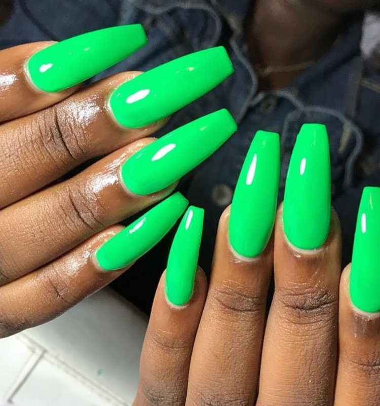 Яскраво салатові нігті