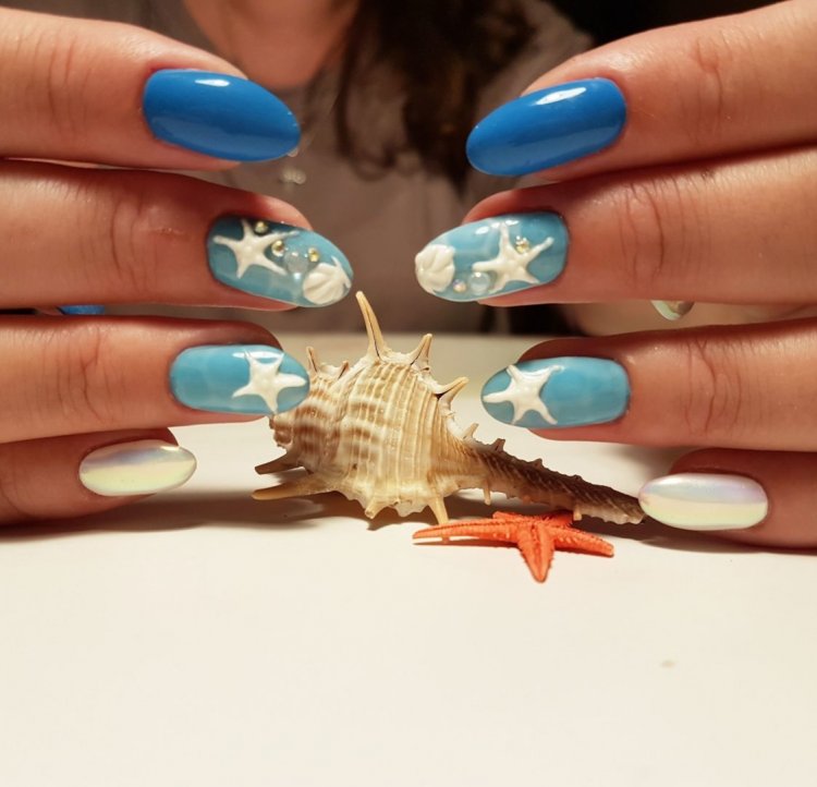 Манікюр на морі