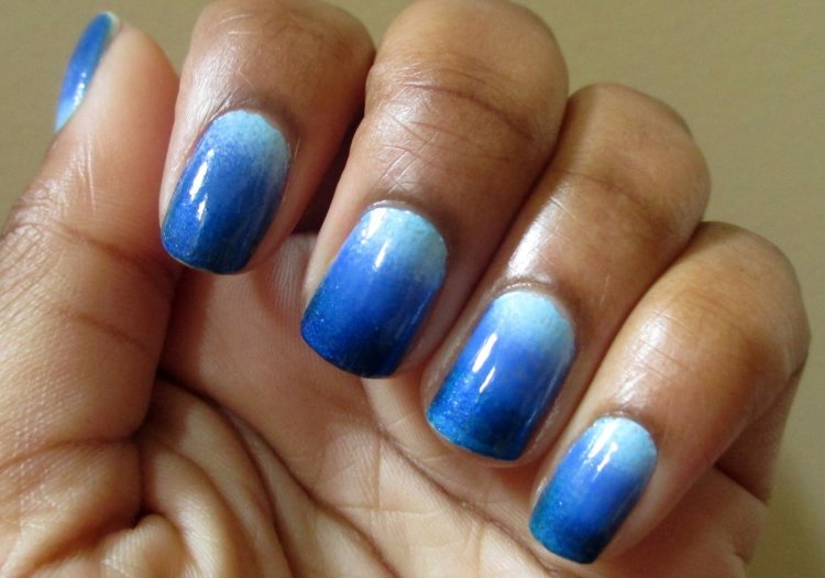 Манікюр омбре синій з білим