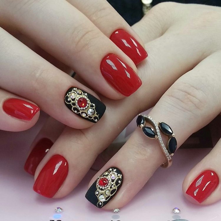 Червоні нігті зі стразами