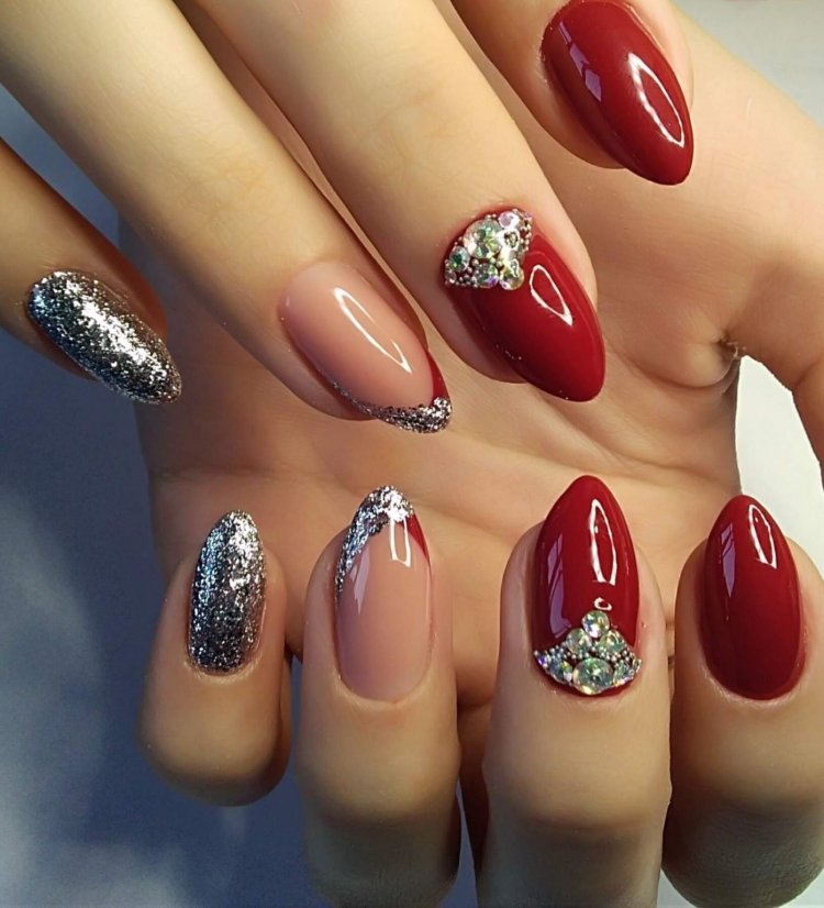 Манікюр зі стразами