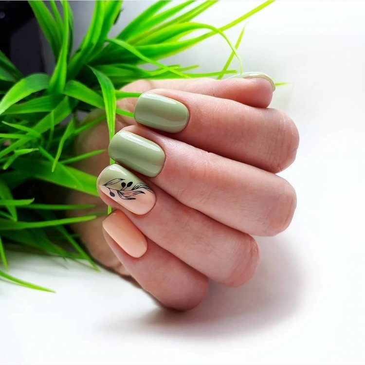 Ніжний манікюр з гілочкою