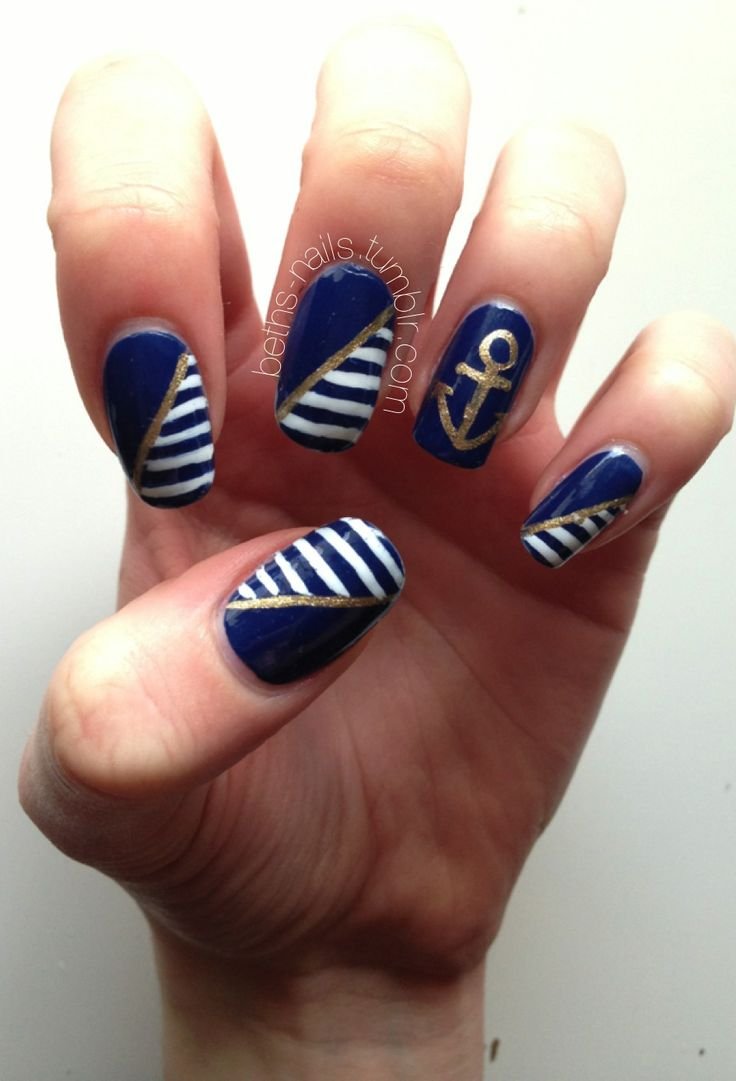 Манікюр на короткі нігті з якорем