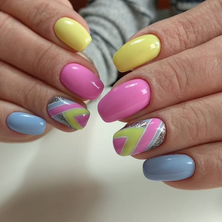 Манікюр різнокольоровий
