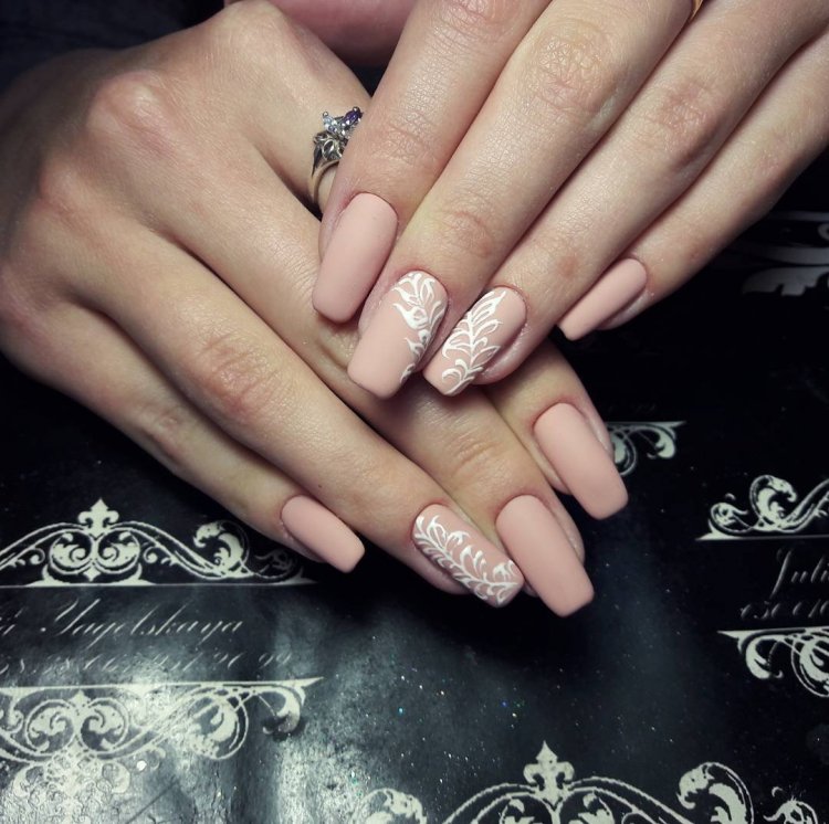 Манікюр на нарощені нігті бежевий