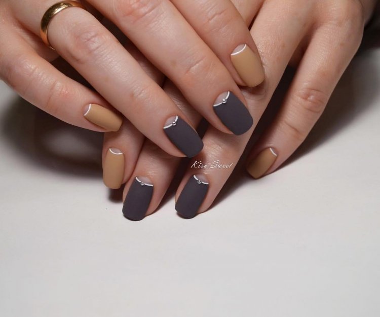 Коричневий манікюр із лунками