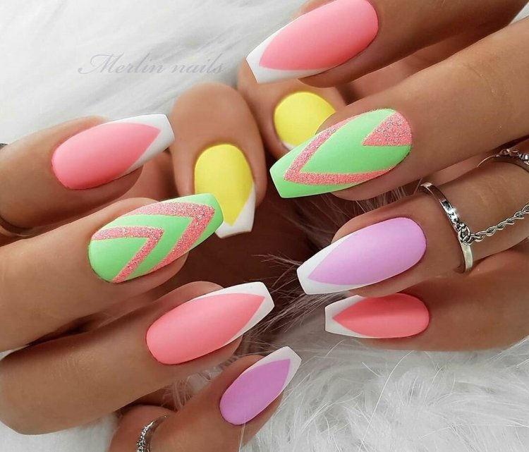 Яскравий манікюр