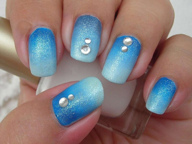 Манікюр у синьо-блакитних тонах.