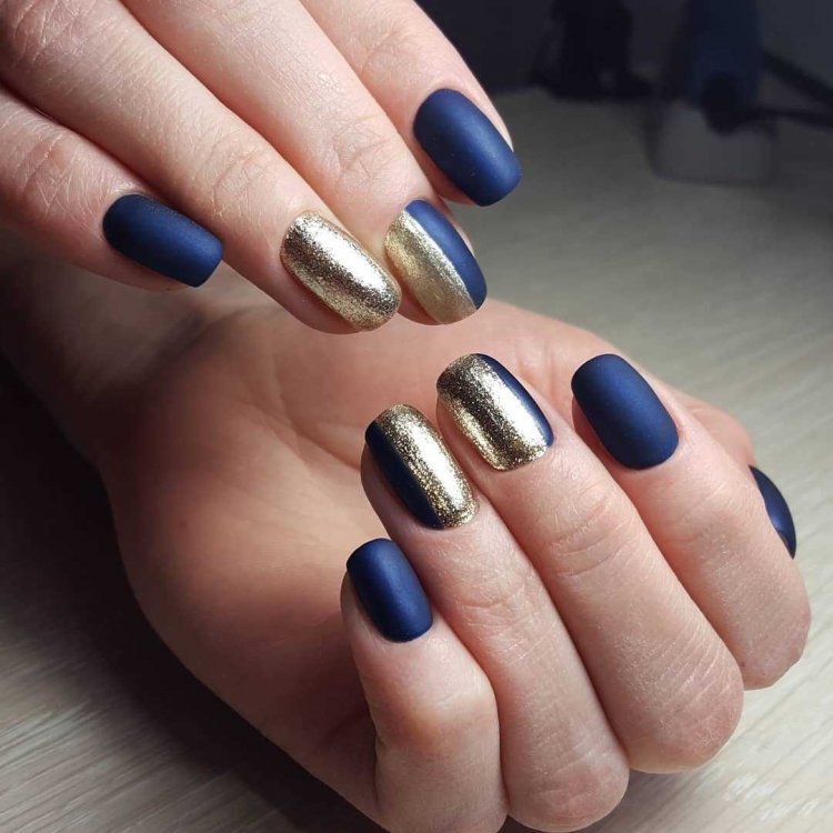 Манікюр шелак синій із золотом