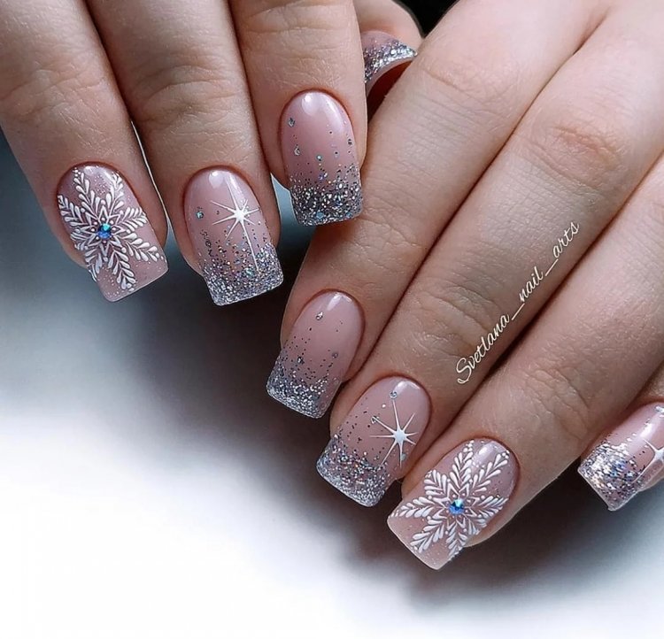 Манікюр зі сніжинками 2020
