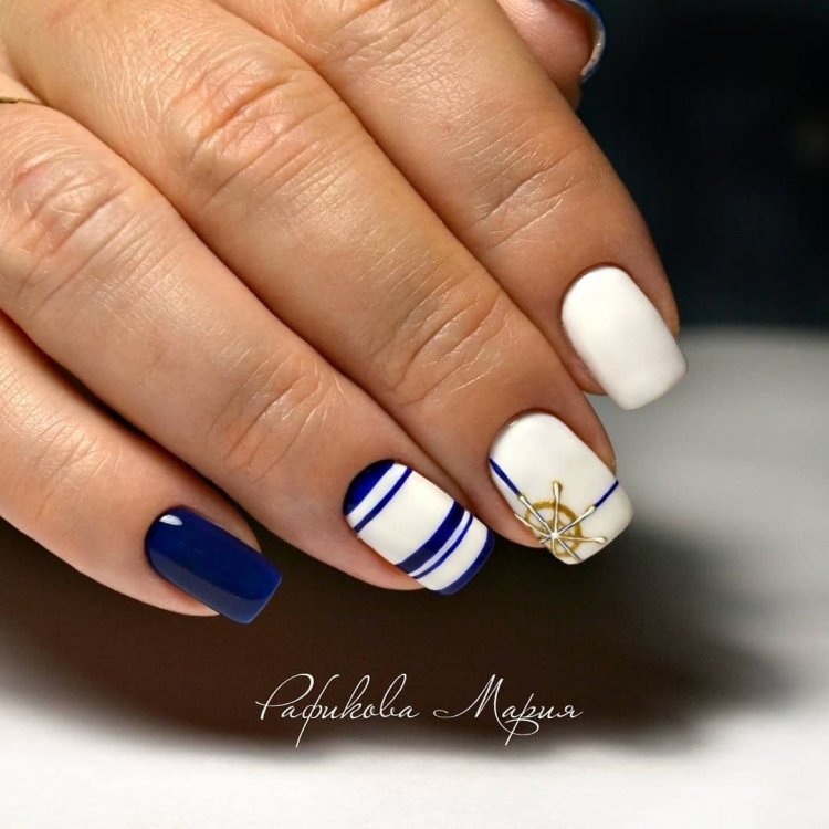 Французький манікюр у морському стилі