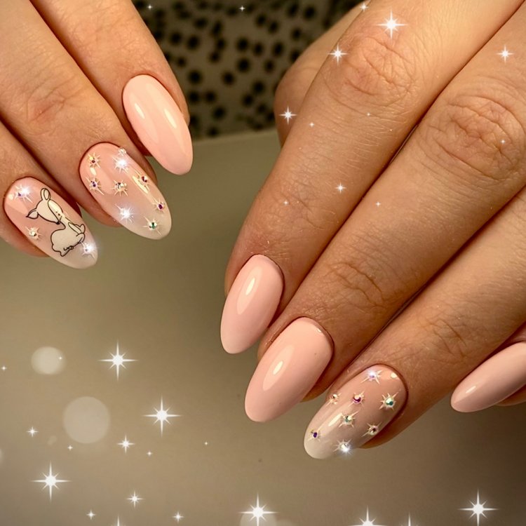 Красиві нігті з камінцями