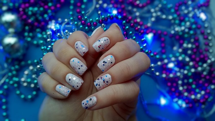 Манікюр на новий рік червоний