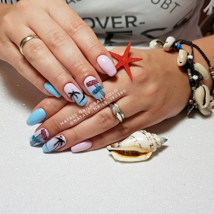 Яскравий манікюр у морському стилі