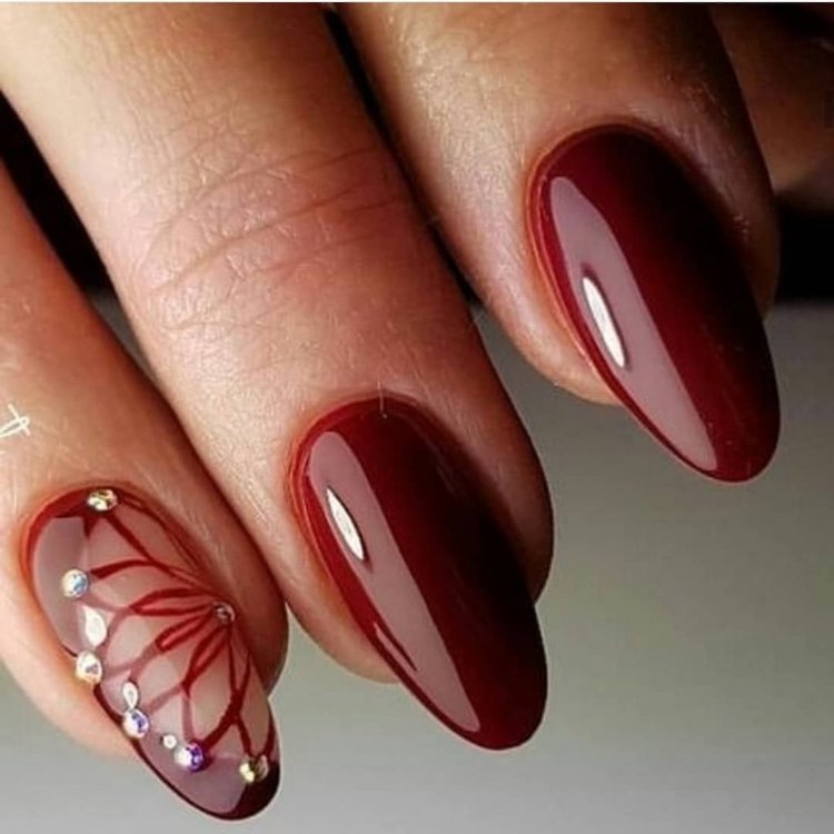 Красивий манікюр на овальні нігті.