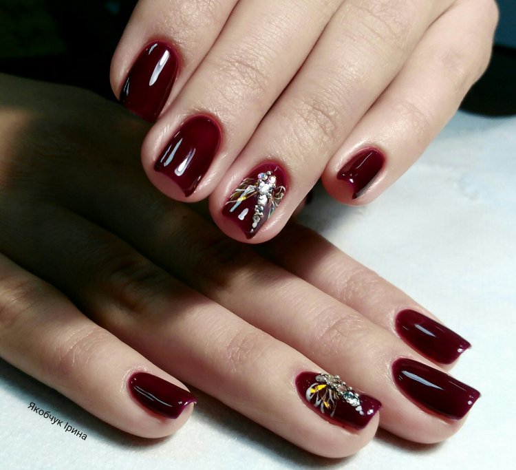Красивий бордовий манікюр на короткі нігті.