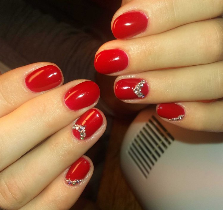 Червоні нігті зі стразами