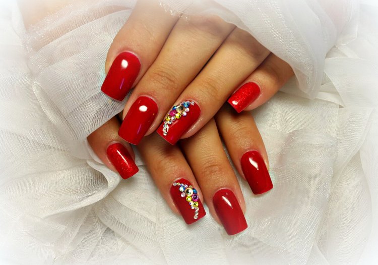 Червоний манікюр зі стразами