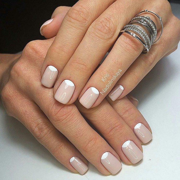 Світлий манікюр з лунками