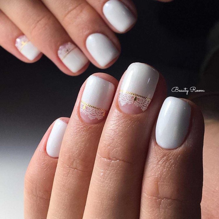 Манікюр із прозорими лунками