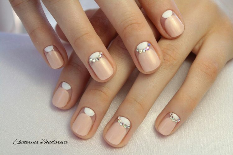 Бежевий місячний манікюр зі стразами