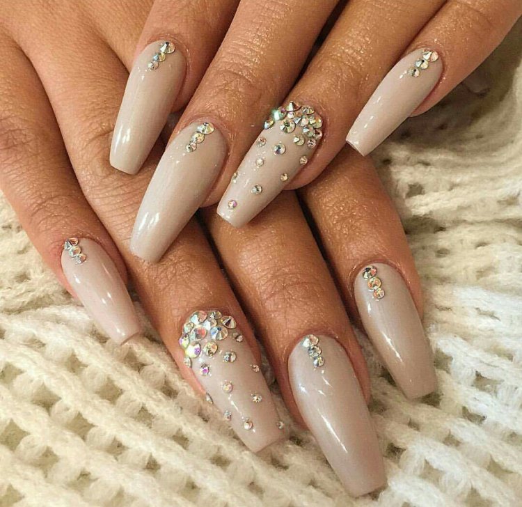 Манікюр у бежевих тонах на довгі нігті.