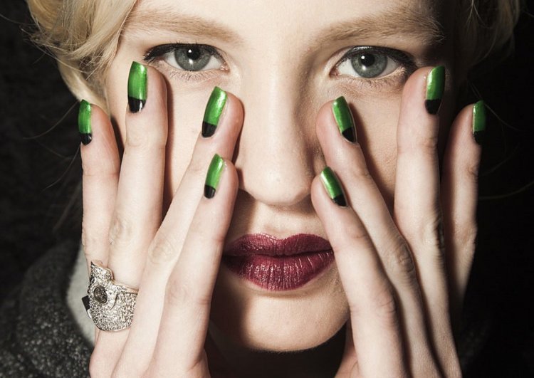 Темно-зелені нігті