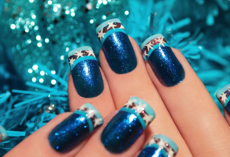 Ніжний манікюр із квіточками зимовий