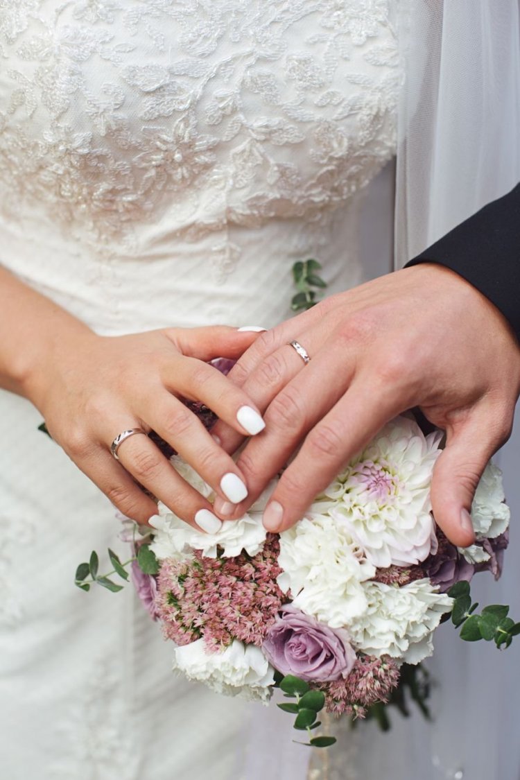 Весільний букет та манікюр