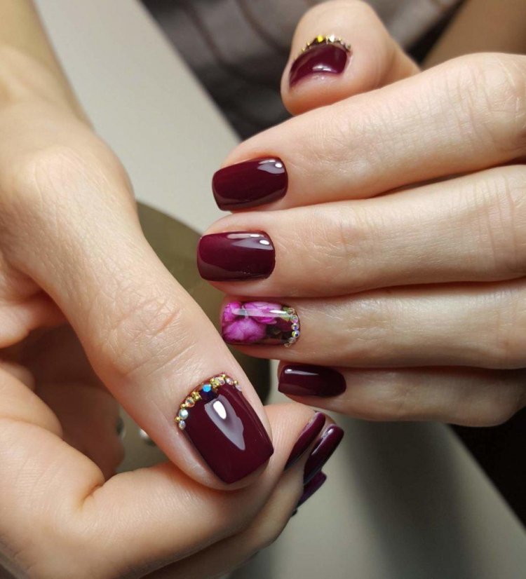 Винний манікюр на коротких нігтях