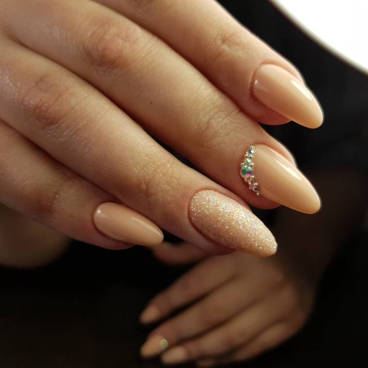 Бежеві довгі нігті