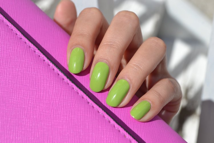 Нігті світло зеленого кольору