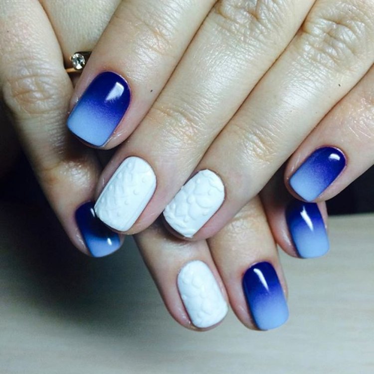 Манікюр омбре синій